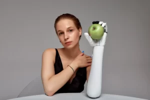 (تعبيرية) إنسان وروبوت – envanto