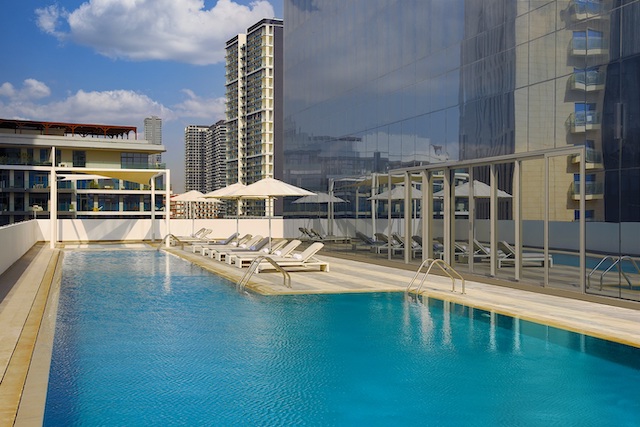 مسبح على السطح بإطلالة خلابة على أفق دبي