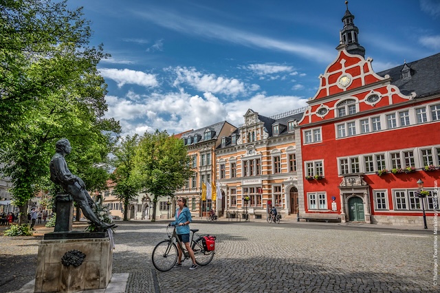 نصب تذكاري لأرنشتات باخ في ساحة السوق
Arnstadt Bachdenkmal auf dem Marktplatz