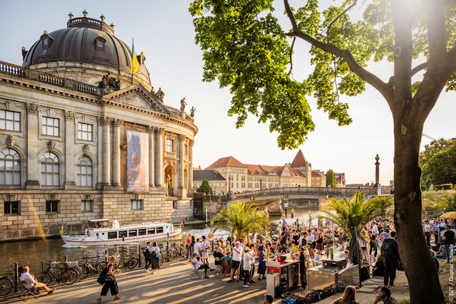 جزيرة المتاحف في برلين مع متحف بوده وحلبة الرقص مونبيجوبارك
Berlin Museumsinsel mit Bode Museum und Tanzfläche Monbijoupark
