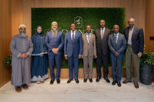 رئيس وزراء مملكة بوغندا في أوغندا يزور مقرّ شركة فخرالدين العقارية في دبي