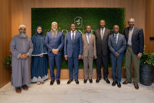 رئيس وزراء مملكة بوغندا في أوغندا يزور مقرّ شركة فخرالدين العقارية في دبي