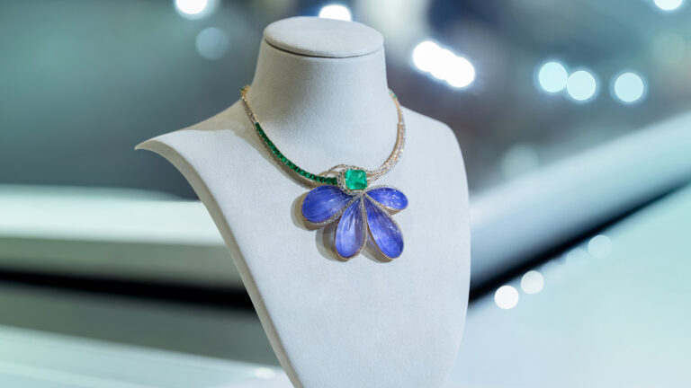 من تصميمات معرض المجوهرات والساعات في أبوظبي