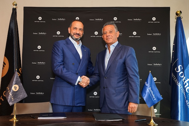 خلال توقيع العقد بين Arton Capital و Dubai Sotheby’s International Realty