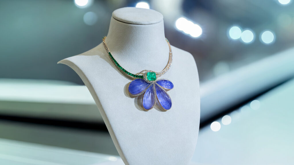 من تصميمات معرض المجوهرات والساعات في أبوظبي