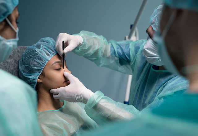 طبيبة تفحص طفلة - موقع drolaalsaed