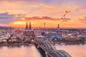 كولونيا A picturesque sunset above Cologne