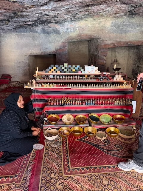 مغارة في البتراء