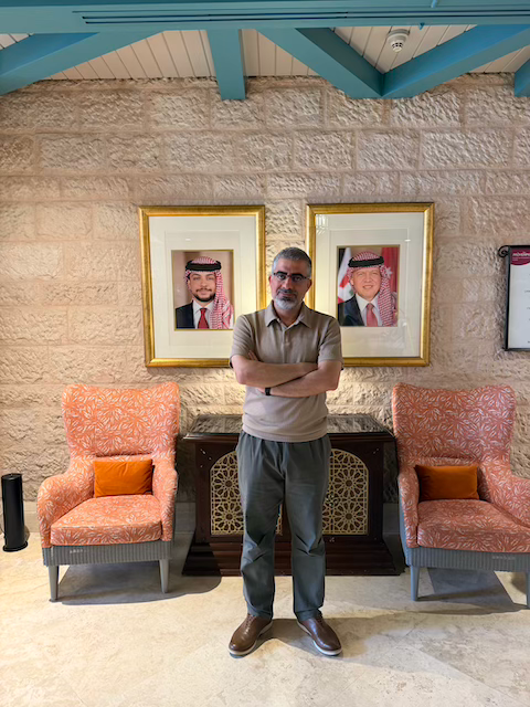 كاتب المقال مع صورة للعاهل الأردني الملك عبد الله الثاني، وولي عهد الأردن الأمير الحسين بن عبد الله - فندق موفنبيك العقبة - خاص